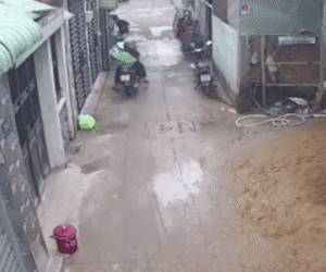 Clip: Khoảnh khắc giàn giáo đổ sập khiến 3 công nhân rơi xuống đất