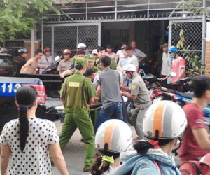 Bị chặn lại kiểm tra, kẻ đòi nợ chém trung uý công an và bảo vệ dân phố
