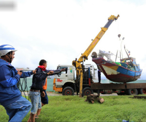 Ảnh: Đà Nẵng bắt đầu có gió giật mạnh, người dân hối hả 'chạy' bão Vamco đang tiến sát đất liền