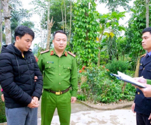 Đột nhập cửa hàng của người đi tránh lũ