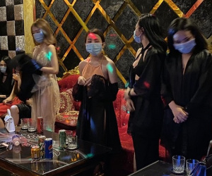 Bắt quả tang 16 nữ tiếp viên ăn mặc 'mát mẻ' phục vụ khách hát karaoke
