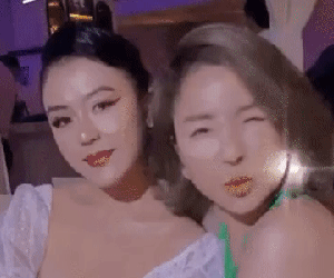 Bạn cũ của Huỳnh Anh đọ sắc với Trâm Anh, không biết quen thế nào nhưng caption thân thiết quá