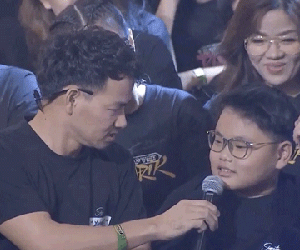 Xuân Bắc liến thoắng khi được Trấn Thành hỏi, ai dè 2 quý tử giật spotlight chỉ với 2 câu trên sóng trực tiếp chung kết Rap Việt