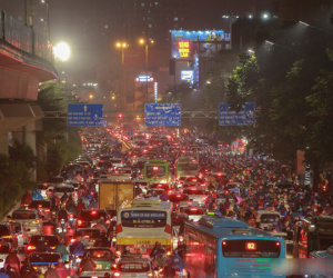 Hà Nội: Tắc đường 'đến hẹn lại lên' đúng giờ tan tầm, người dân vật vã đứng chôn chân giữa trời mưa lạnh 'không lối thoát'