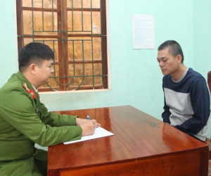 Bắt đối tượng đi buôn 2 bánh heroin, thủ súng quân dụng trong nhà