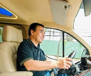 MC Quyền Linh thường xuyên đi dép tổ ong lái xe Mercedes bạc tỷ