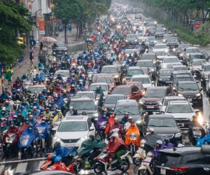 Ảnh: Mưa lớn, tắc đường, trời trở rét, người Hà Nội khổ sở sáng đầu tuần!