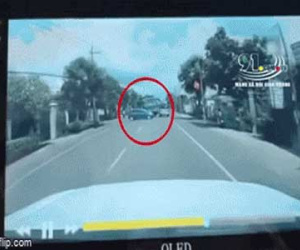 Khoảnh khắc đánh lái tránh nữ tài xế, xe ben lật nghiêng gây tai nạn kinh hoàng
