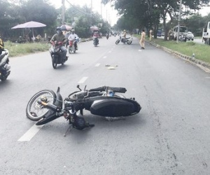 Dừng xe vi phạm, trung tá CSGT bị tông trọng thương