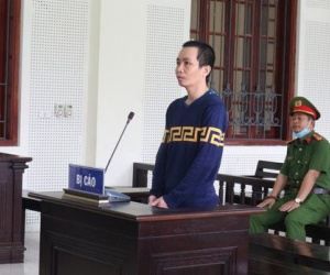 Nghịch tử cầm dao đâm cha sau khi xin tiền uống rượu bất thành