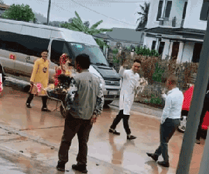 Chú rể đem 7 xe rùa đến rước dâu khiến nhà gái 'cười như được mùa', người đi đường vén áo mưa chụp vội