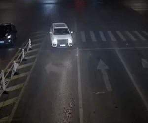 Video: Tài xế ngủ gật, ôtô tự chạy ngược chiều trên đường