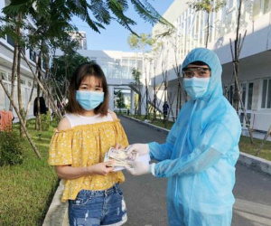 Cô gái vui mừng khi được trả lại xấp Yên Nhật làm rơi trong thùng rác khu cách ly