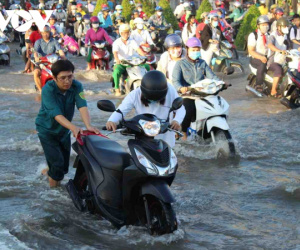 Ảnh: Triều cường vượt báo động 3 người dân Cần Thơ chật vật trên các tuyến đường