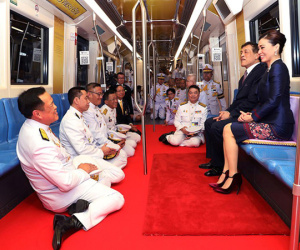 Quần thần quỳ trước Vua Thái trên tàu điện ngầm