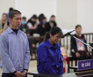 Người mẹ đẻ, cha dượng đánh đập con gái 3 tuổi tử vong bật khóc tại toà, bất ngờ thay đổi lời khai