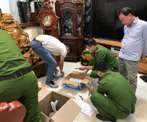 Theo chân bố, 2 con nuôi của đại ca giang hồ Chúc 'Nhị' bị khởi tố