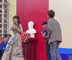 Song ca với Hòa Minzy, nam sinh bối rối đến quên lời, may được người đẹp 'nhắc tuồng'