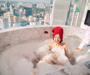 'Gái Già Lắm Chiêu V': Kaity Nguyễn tắm bán nude suốt 3 tiếng đồng hồ