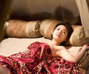 Xa chồng nửa tháng, về lập tức lôi anh vào phòng ngủ, sờ lên đầu giường mà tôi rụng rời