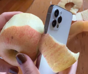 Khi muốn ăn táo mà không có dao, bạn có thể gọt vỏ bằng... iPhone 12