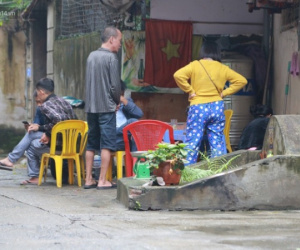 Cận cảnh nghĩa địa trong phố Hà Nội: Nơi người dân vẫn vô tư ăn uống, vui chơi bên cạnh mộ người chết