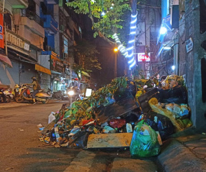 Phố Yên Phụ ngập rác cả tuần không được thu gom, người dân như sống trong 'ác mộng'