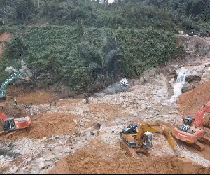 Video: Chiến sĩ vượt núi đá cheo leo, khuân đá, nắn dòng Rào Trăng tìm kiếm 12 người mất tích