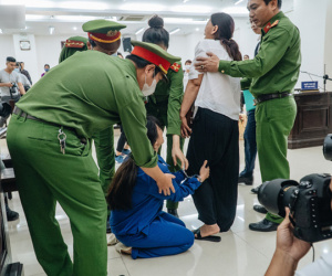 Bốn lần quỳ lạy, chắp tay xin lỗi của người mẹ bạo hành con đến chết: Không 1 lần nào lời xin lỗi dành cho bé M.