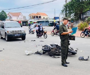 Cô gái nguy kịch sau va chạm với ôtô biển xanh