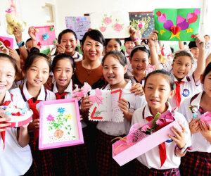 Học sinh các nước tặng quà gì cho thầy cô trong ngày Nhà giáo: Nga chỉ tặng hoa trắng, xem đến Hàn Quốc giật mình vì quá khác biệt