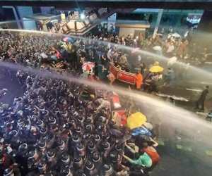 Biểu tình ở Thái Lan đã chuyển biến thành bạo lực, hàng chục người bị thương