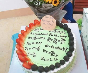 Những chiếc bánh mừng 20/11 vừa nhìn qua đã muốn 'trầm cảm', đến thầy cô trông thấy cũng giật mình