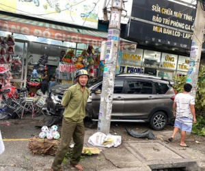 TP.HCM: Ô tô tông nhiều xe máy nằm la liệt, làm gãy cây xanh và khiến cửa hàng bị hư hỏng