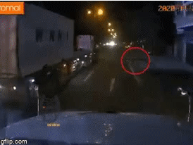 Clip: Thót tim cảnh em bé bò ra đường ngay trước đầu xe container và hành động đáng khen ngợi của tài xế