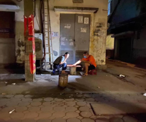 Hài hước chuyện hai người đàn ông ngồi đánh cờ trong căng thẳng suốt 12 tiếng đồng hồ khiến người đi đường tá hỏa