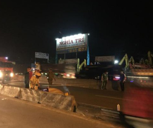 TP.HCM: Vợ vừa bế con nhỏ vừa ôm thi thể chồng sau va chạm với xe container khiến người đi đường xót xa