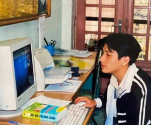 Bức ảnh 'nam thần' bên chiếc máy bàn cũ từ nhiều năm trước và danh tính gây choáng