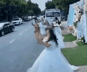 Hoảng hồn với màn tung hoa cưới bên ven đường, câu nói cuối cùng khiến cô dâu nhận về cả rổ 'gạch đá'
