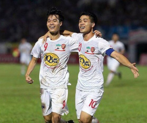 Công Phượng trở lại HAGL làm việc với Kiatisuk