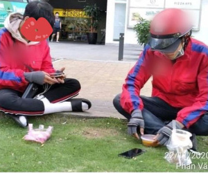 Cùng chung cảnh ngộ bị bom hàng, hai shipper ngồi bên vệ đường và có màn phối hợp nhịp nhàng khiến tất cả cảm thán