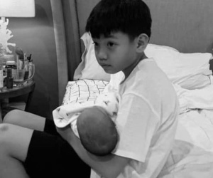 Hà Hồ chia sẻ khoảnh khắc Subeo bế em gái Lisa cực đáng yêu khiến dân tình xuýt xoa khen ngợi