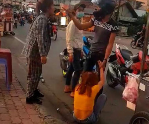 Clip: Lôi bạn gái ra giữa đường đánh, chàng trai bị 2 người đàn ông 'xử nóng' ngay tại chỗ