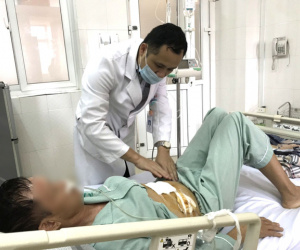 Người đàn ông bị tắc ruột vì ăn quá nhiều quả hồng
