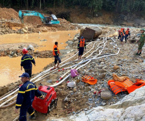 Xem lực lượng cứu hộ hút cạn dòng Rào Trăng, lật đất, bới đá tìm người mất tích