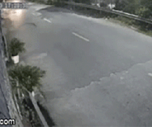 Ánh đèn chớp nhoáng qua camera an ninh và cú đâm khiến người chứng kiến 'lạnh gáy'