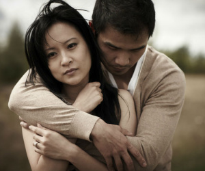 Chồng vừa mang cơm cữ vào cho tôi thì mẹ chồng nói một câu đau điếng, song câu trả lời của anh lại khiến tôi bật khóc nức nở