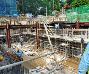 Cận cảnh 800 công nhân đang làm việc xuyên ngày đêm để sớm hoàn thành nhà ga ngầm lớn nhất tuyến metro Sài Gòn