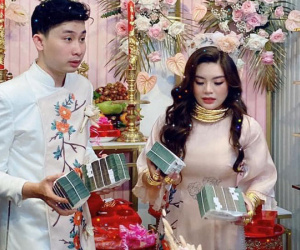 Dân tình xôn xao với hình ảnh cô dâu chú rể vàng đeo trĩu cổ, tiền cầm nặng tay: Thế này thì ai mà chẳng muốn cưới!