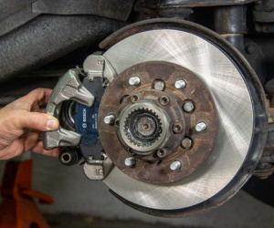 Những dấu hiệu cần thay phanh đĩa ô tô khẩn cấp